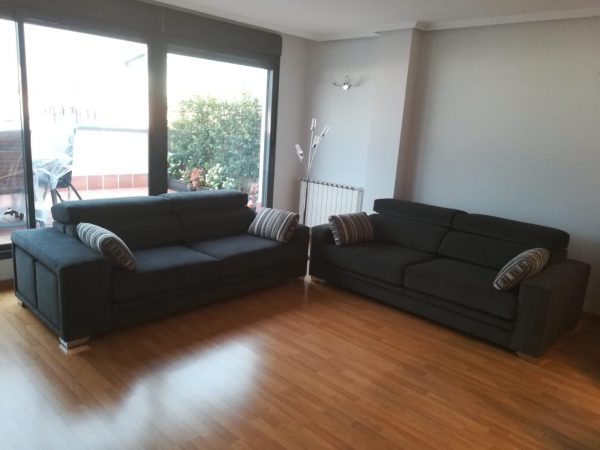 Sofá Zenia con brazo pouf. Sofá Zenia con brazo pouf.